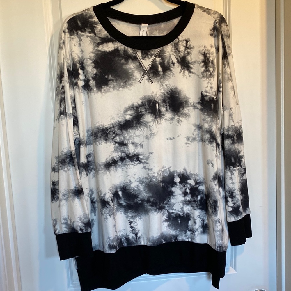Honeyme. Large. Weekender. Gently Worn. Lightweight. Black & White Tie Dye.